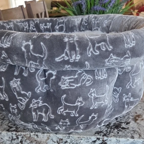 Cupcakes & Cashmere Gray Patterned Pet Bed - Picture 4 of 12